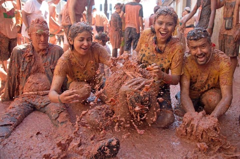 La Tomatina coloreó el fin del verano en la localidad española de Buñol.