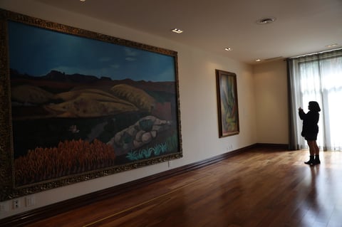 Carlos Molina, curador en jefe del Museo de Arte Moderno, comentó que algunas de las obras son 'Mesa con florero', de Vicente Gandía; 'El fantasma', de Alejandro Colunga; y 'La violencia y la intolerancia', de Rafael Coronel, entre otras.