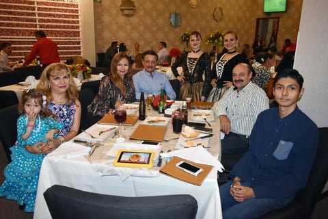 29082019 Los comensales disfrutaron de una festiva velada.