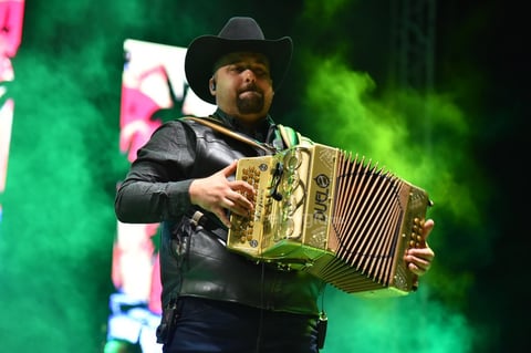 A punto de empezar fue la canción con la que El Duelo arrancó su presentación, en punto de las 11:40 de la noche.