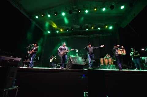 A punto de empezar fue la canción con la que El Duelo arrancó su presentación, en punto de las 11:40 de la noche.