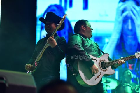 Los músicos fueron recibidos con gritos eufóricos y fuertes aplausos. 'Te amo Oscar Iván', exclamó una fan ubicada en el área VIP.