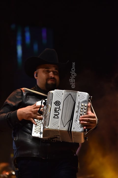 Olvidarme tu, Bienvenido el amor y Sonríe, fueron algunos de los temas que interpretó El Duelo durante la velada.