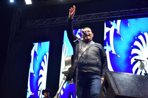 A punto de empezar fue la canción con la que El Duelo arrancó su presentación, en punto de las 11:40 de la noche.