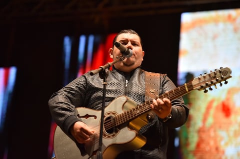 'Buenas noches Torreón, qué gusto estar aquí. Esto se va a poner bueno, Torreón se merece lo mejor de Duelo', dijo Treviño.