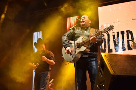 Olvidarme tu, Bienvenido el amor y Sonríe, fueron algunos de los temas que interpretó El Duelo durante la velada.