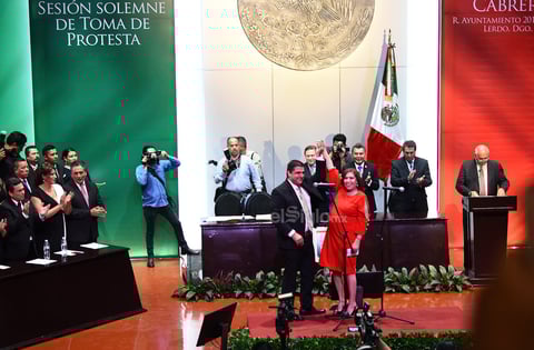 En su discurso y luego de la ovación que recibió, el nuevo alcalde de Ciudad Jardín aseguró que conformará un equipo de trabajo “a la altura de nuestro tiempo y de lo retos que enfrentamos en el siglo XXI”.