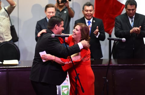 Debido a que el recinto lució abarrotado, algunos de los invitados optaron por retirarse antes de que comenzara el evento mientras que un numeroso grupo de personas aguardaron a exterior del teatro y otras más presenciaron la sesión en el lobby del edificio ya que se colocó una pantalla.