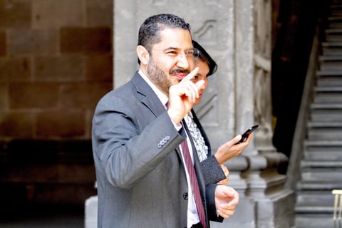 Enlistó también la eliminación de pensiones a expresidentes, la supresión de privilegios a altos funcionarios, la eliminación del Estado Mayor Presidencial, la negativa al uso de aeronaves privadas, la puesta en venta del avión presidencial y otros 71 aviones y helicópteros.