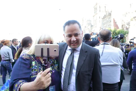 Ya al tomar la palabra, López Obrador aprovechó para agradecer a las autoridades políticas y representantes de los diferentes sectores de la sociedad, que lo acompañan en su Informe.