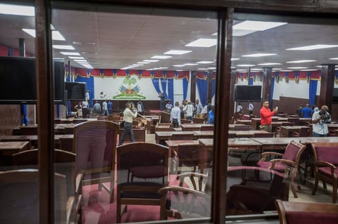 Un grupo de diputados opositores de Haití destruyó parte del mobiliario de la Cámara Baja.