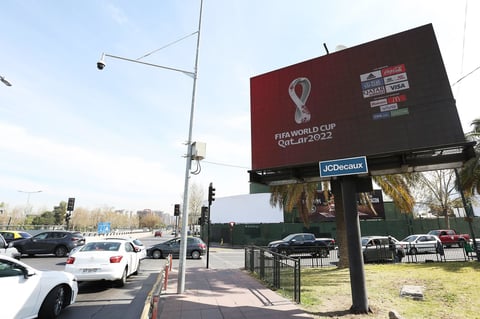 “La nueva tipografía que acompaña al emblema se inspira en la caligrafía árabe tradicional con una fuente original que fusiona la tradición y la modernidad presentes en la región y en toda Asia”, sentenció.