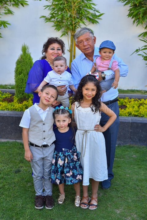 01092019 Javier y Mayela con sus nietos Corpus Lozoya.