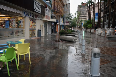 La avenida Morelos en el Centro de Torreón presentó encharcamientos leves.