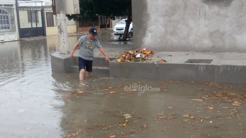 Habitantes de la colonia Fuentes del Sur salieron de sus casas para retirar la basura de las bocas de tormenta.