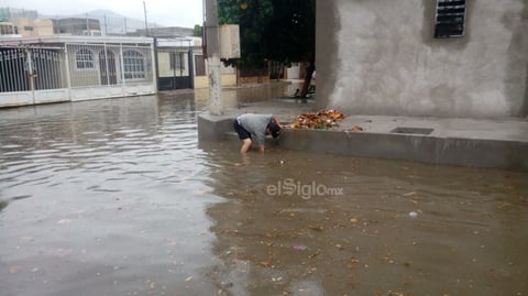Las colonias del suroriente de Torreón se vieron afectadas por importantes acumulaciones de agua.