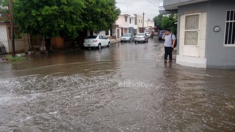 La lluvia sorprendió a los torreonenses, quienes no podían llegar a su destino por las enormes lagunas que se formaron.