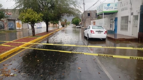 Ciudadanos colocan tiras amarillas para impedir el paso de vehículos y evitar afectaciones.