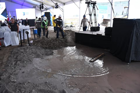 Minutos antes del evento, personal de la institución educativa colocó caliche sobre los encharcamientos que se registraron a raíz de la lluvia.