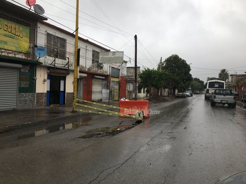La lluvia dejó encharcamientos en algunas colonias de Gómez Palacio, pero la principal afectación fue la falta de energía eléctrica en varios sectores, incluido el edificio de la presidencia municipal, por lo que el Ayuntamiento informó que trabajaba con la Comisión Federal de Electricidad (CFE) para resolver esta situación.