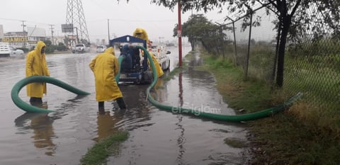 Esta mañana se tuvo una reunión con autoridades estatales y se solicitó el apoyo con maquinaria, materiales y equipo vactor para desazolvar, además de lo que pudiera necesitarse en los albergues.