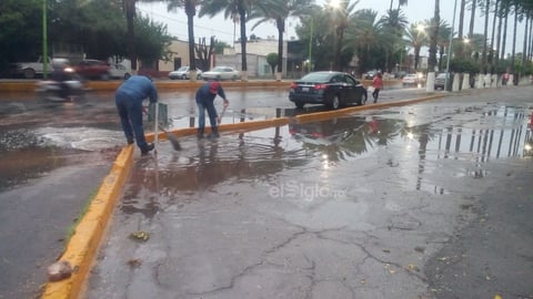 Esta mañana se tuvo una reunión con autoridades estatales y se solicitó el apoyo con maquinaria, materiales y equipo vactor para desazolvar, además de lo que pudiera necesitarse en los albergues.