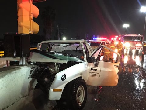 Una camioneta se impactó contra el muro de contención del bulevar Miguel Alemán en el descenso hacia el González de la Vega, en Gómez Palacio, la noche del miércoles.