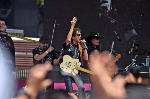 EUM20190905ESP03

EUM20190905ESP03.JPG
CIUDAD DE MÉXICO. Music/Música-El Tri.- 5 de septiembre de 2019. Aspectos del concierto que ofrece El Tri en la Glorieta de Insurgentes para celebrar el 50 aniversario del Sistema de Transporte Colectivo Metro. Foto: Agencia EL UNIVERSAL/Armando Martínez/EELG