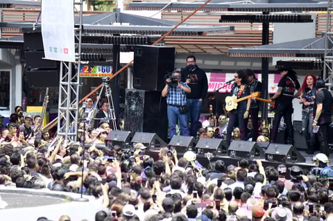 EUM20190905ESP04

EUM20190905ESP04.JPG
CIUDAD DE MÉXICO. Music/Música-El Tri.- 5 de septiembre de 2019. Aspectos del concierto que ofrece El Tri en la Glorieta de Insurgentes para celebrar el 50 aniversario del Sistema de Transporte Colectivo Metro. Foto: Agencia EL UNIVERSAL/Armando Martínez/EELG