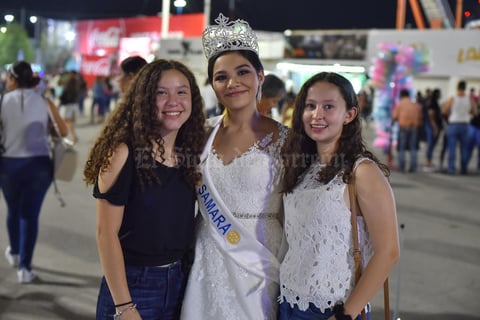 06092019 EN LA FERIA.  Claudia, Samara y Valeria.
