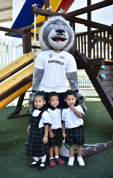 06092019 Tadeo, Grettel y Stephanie con la mascota.