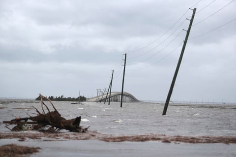 El huracán se desplazaba a 14 millas por hora en el momento de tocar tierra.