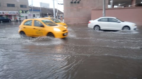 La calzada José Vasconcelos y Paseo del Tecnológico acumularon una gran cantidad de agua provocando que el tráfico por la zona fuera lento.