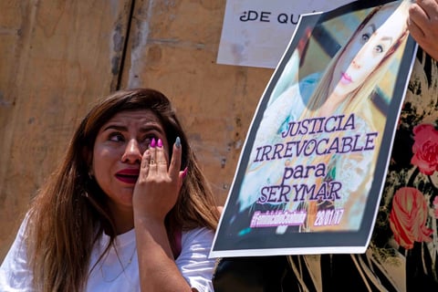 Mujeres participan en la Marcha del silencio para exigir justicia por los feminicidios ocurridos en distintas entidades del país.