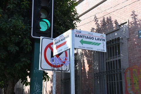 De igual manera dañadas por los rayones algunas señales viales son obstaculizadas por otras, como lo son las nomenclaturas, imposibilitando al conductor estar informado.