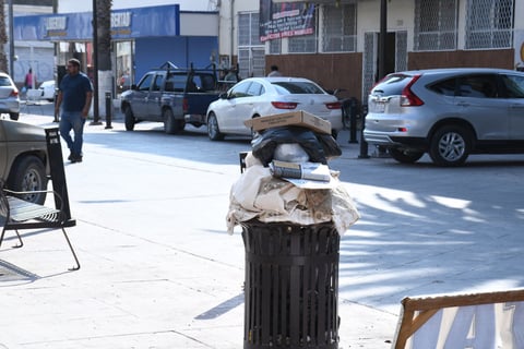 Algunos lugares para el depósito de la basura se ven superados de su capacidad, sin que los encargados de su recolección realicen las labores respectivas.
