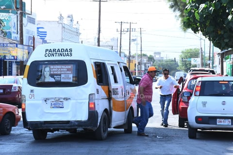 A pesar de anunciar paradas continuas, en varias ocasiones diferentes conductores se detienen en doble fila por largos periodos de tiempo, lo que en consecuencia provoca tráfico lento y la molestia de otras personas al volante.