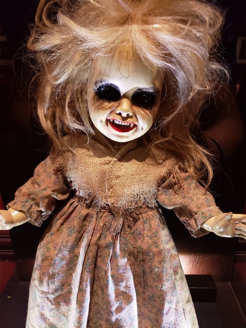 MUERTE Y MÁS ALLÁ: 

Las piezas agrupadas en esta sala
evocan el universo visual que rodeó a
Guillermo del Toro durante su niñez o
se relacionan temáticamente con la infancia. Piezas centrales del Laberinto
del Fauno se mezclan con arte original
de las películas clásicas de animación
e ilustraciones para oscuros cuentos
infantiles. Destacan una figura de la
muñeca de la serie Galería nocturna y
el Fauno de El laberinto del fauno.