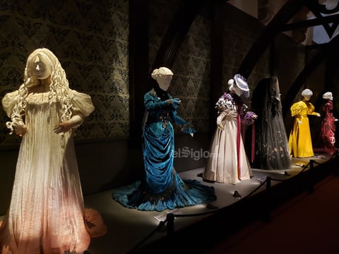 Esta sala lleva al espectador a la atmósfera de este periodo. Cuadros de Arthur Rackham se mezclan con piezas de utilería y vestuarios de la película La cumbre escarlata y una pieza homenaje al escritor inglés Charles Dickens. Destacan el cuadro de Lady Beatrice Sharpe
que se usó en la película y los vestuarios de los protagonistas.