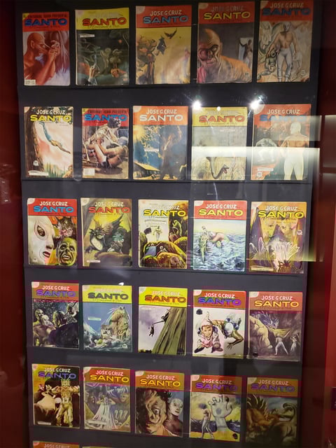 CINE, CÓMICS Y POP:
Hay piezas de utilería y vestuario de
Pacific Rim, La forma del agua, El Laberinto del Fauno y Hellboy.
