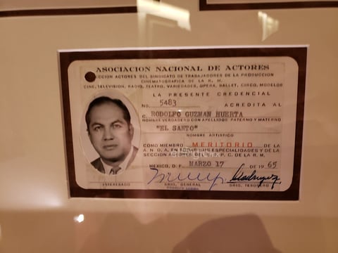 Dibujos originales de los principales artistas del cómic dialogan con obras de Abel Quezada, el Chango García Cabral y el universo de la lucha libre con el puesto de periódicos donde Guillermo compraba sus
cómics cuando era niño. Además, está una credencial en la que puede verse el rostro de “El Santo”.