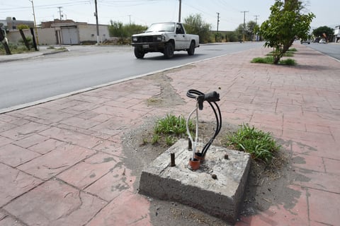 Cables. En diferentes puntos del bulevar sobre el camellón central se pueden observar cables para la instalación de luminarias sin ser aprovechados, únicamente entrelazados para evitar el contacto.