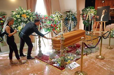 Admiradores y amigos de Camilo Sesto acudieron el lunes a la sede de la Sociedad General de Autores y Editores en Madrid para decir adiós al cantautor de clásicos como 'Perdóname', “El amor de mi vida” y 'Melina' en una capilla ardiente.