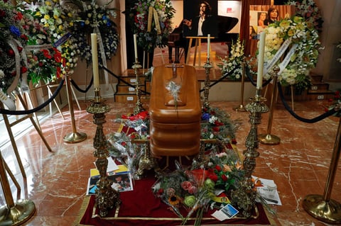 Decenas de personas _ en su mayoría españoles y latinoamericanos mayores _ esperaron pacientemente en cola para pasar junto al féretro del ícono de la música romántica, fallecido el domingo a los 72 años tras sufrir dos ataques cardíacos producto de un fallo renal.