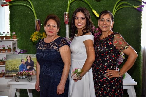 07092019 La futura esposa y las asistentes disfrutaron una amena tarde de damas.