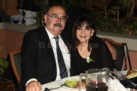 08092019 POSAN PARA LA CáMARA.  Frida y María.