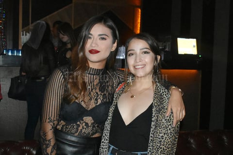 09092019 DE FIESTA.  Erika y Ana disfrutan de noche de chicas.