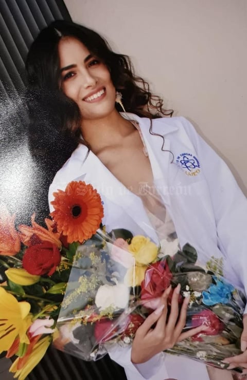 08092019 ORGULLOSA PROFESIONISTA.  Andrea Elizabeth Nájera Armijo en su graduación como Químico Farmacobiólogo. Se encuentra recibiendo felicitaciones de sus seres queridos.