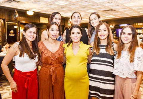 Festejada en compañía de sus amistades