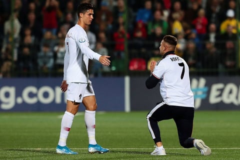El futbolista anotó cuatro goles ante Selección de Lituania 